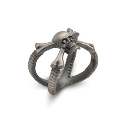Anillo de calavera pirata en plata con espinela negra.