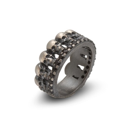 Anillo de calaveras con circonitas negras engastadas.