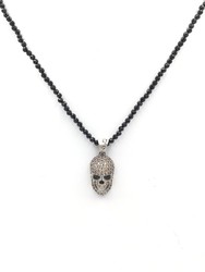 Colgante de calavera en plata con circonitas engastadas y cadena onix.