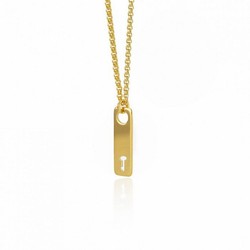 Colgante largo de plata chapada en oro con llave calada