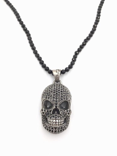 Espectacular colgante con calavera cubierta de circonitas negras y cordón de onix.