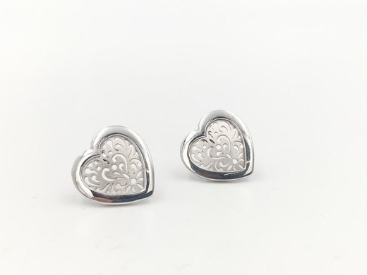 Brincos de prata finos em forma de coração.