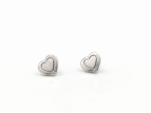 Boucles d'oreilles en argent Finor en forme de cœur avec une lunette.