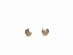 des boucles d'oreilles en or