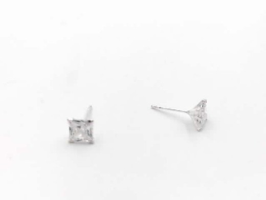 Petites boucles d'oreilles unisexes en argent rhodié avec zircons