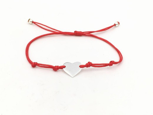 Bracelet coeur en argent avec nylon rouge.