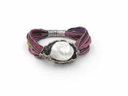 Armband aus gealtertem Silber mit zentraler Perle und Naturseide