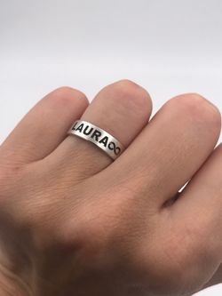 Alianza de plata personalizada letra gruesa