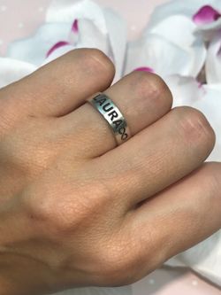 Alianza de plata personalizada letra gruesa