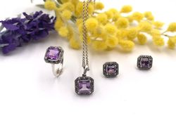 Quadratischer Ring aus Sterlingsilber und natürlichem Amethyst