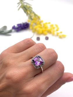 Quadratischer Ring aus Sterlingsilber und natürlichem Amethyst