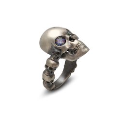 Anillo de calavera en plata con circonita blue.