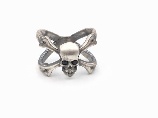 Piraten-Totenkopf-Ring in Silber mit schwarzem Spinell.