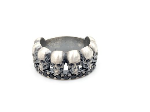 Anel de caveira com conjunto de zircões pretos.