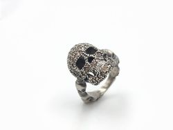 Silberring mit Cava-Zirkon-Schädel.