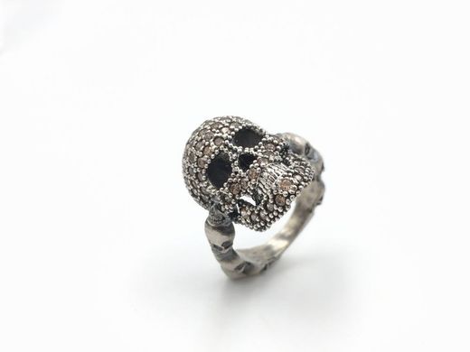 Silberring mit Cava-Zirkon-Schädel.