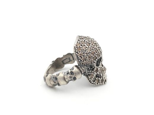 Silberring mit Cava-Zirkon-Schädel.