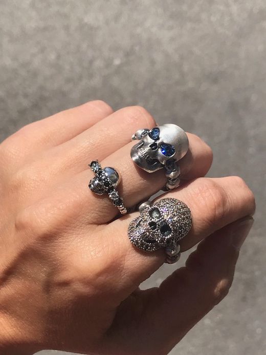 Silberring mit Cava-Zirkon-Schädel.