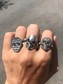 Silberring mit Cava-Zirkon-Schädel.