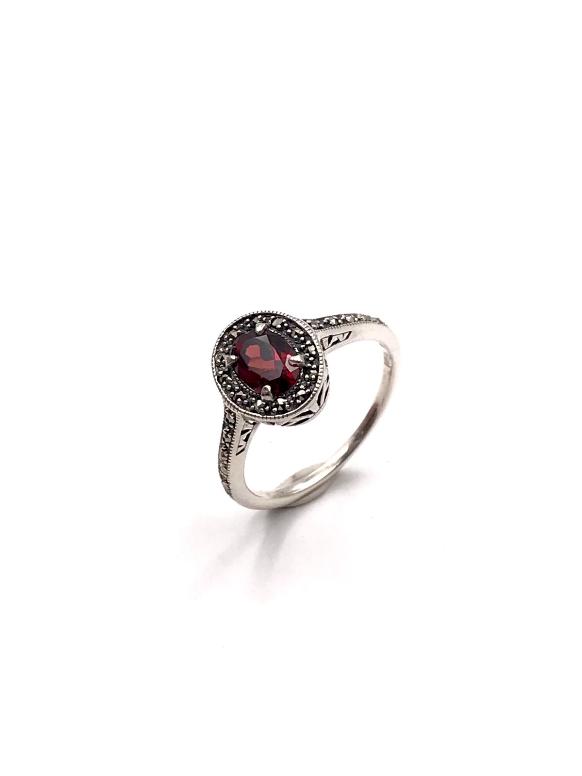 Anillo Elegant de plata de ley Circle Garnet