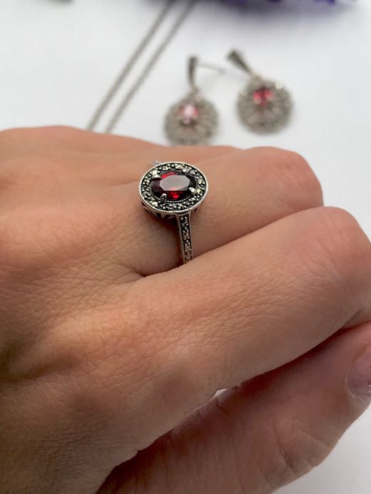 Anillo Elegant de plata de ley Circle Garnet