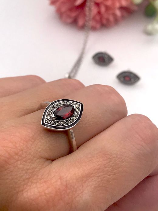 Anillo Elegant de plata de ley Suttle Garnet