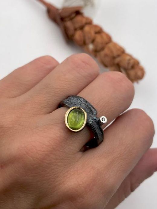 Ring aus Olivin-Sterlingsilber mit Brillant