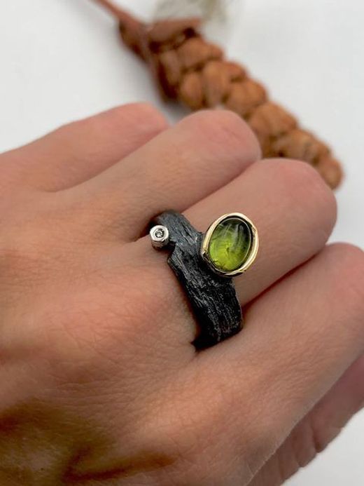 Ring aus Olivin-Sterlingsilber mit Brillant