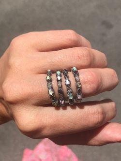 Raive Silber-Minimalring mit Chalcedon, Granat, Quarz, Koralle