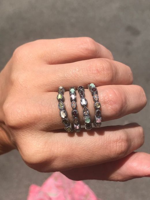 Raive Silber-Minimalring mit Chalcedon, Granat, Quarz, Koralle