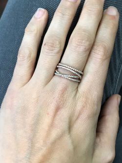 Rosévergoldeter Silberring, besetzt mit Zirkonen