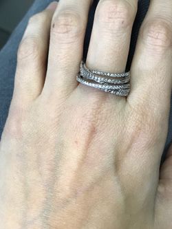 Anillo de plata de ley con múltiples brazos cruzados de circonitas