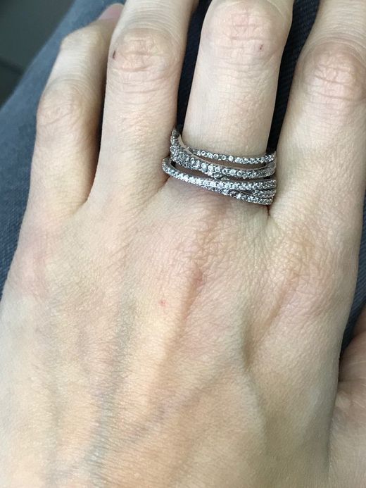 Anillo de plata de ley con múltiples brazos cruzados de circonitas