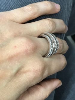 Anillo de plata de ley con múltiples brazos cruzados de circonitas
