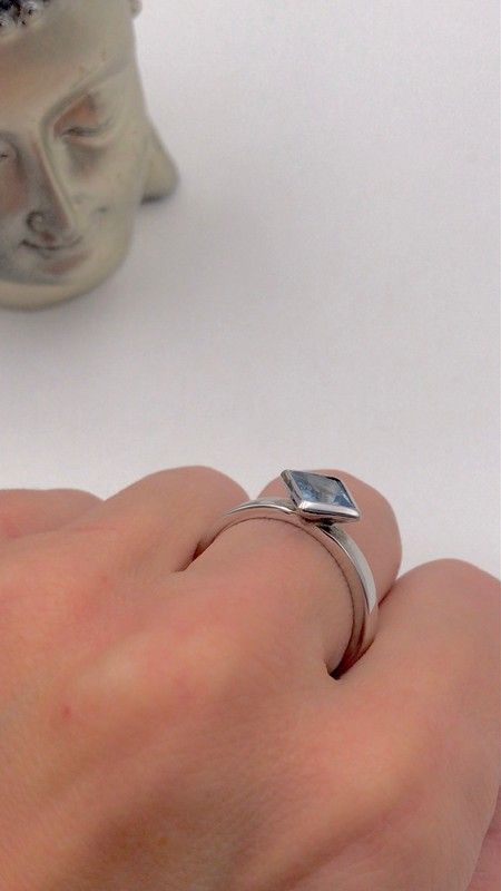 Ring aus Sterlingsilber mit blauem Kristall