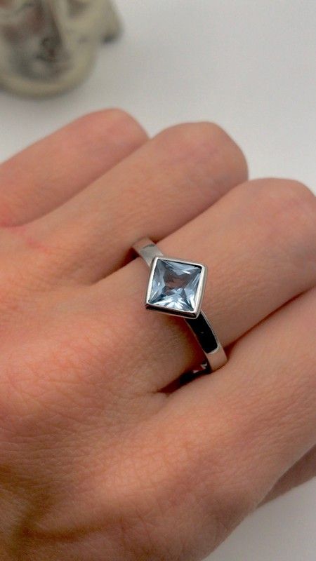 Ring aus Sterlingsilber mit blauem Kristall