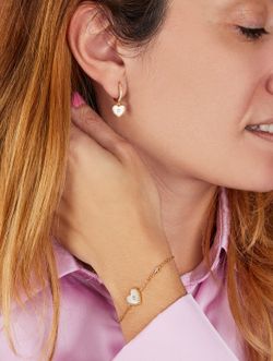 Argola em prata banhada a ouro com coração de madrepérola