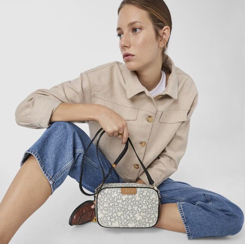 Bolso bandolera Tous de lona hidrofuga combinado con vinilo efecto