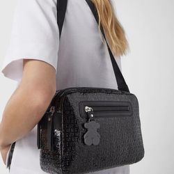 Tous Umhängetasche aus schwarzem Lackleder