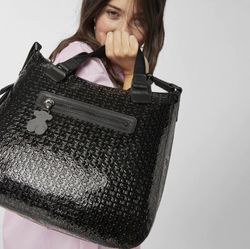 Tous schwarze wasserabweisende Vinyltasche aus Lackleder