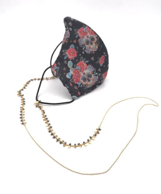 Kette hängt Gesichtsmaskenformen