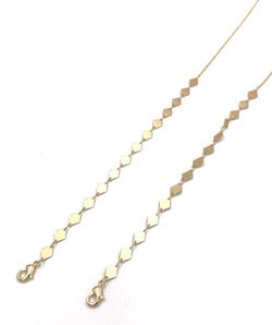 Kette hängt Gesichtsmaskenformen