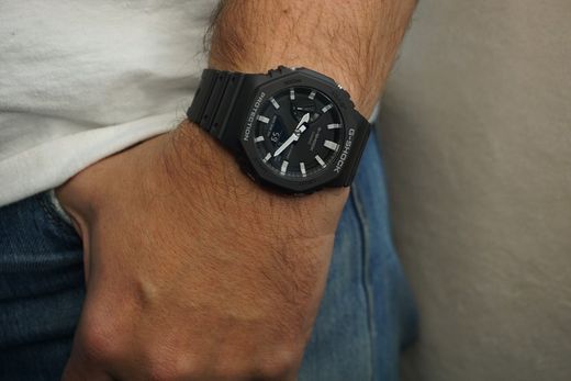 Montre Casio g-shock boîtier en résine et carbone, signes blancs