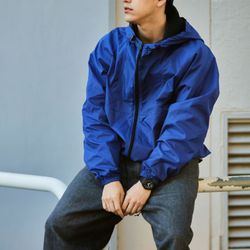 Montre Casio g-shock boîtier en résine et carbone, signes blancs