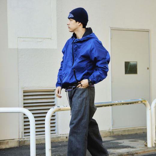 Montre Casio g-shock boîtier en résine et carbone, signes blancs