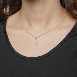 Pingente curto de prata com coração vazado