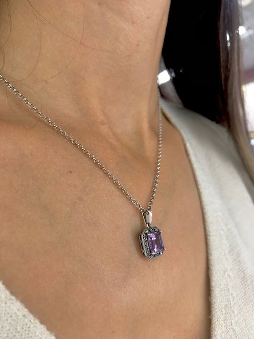 Quadratischer Anhänger aus Sterlingsilber und natürlichem Amethyst