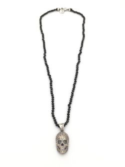 Silberner Totenkopf-Anhänger, besetzt mit Zirkonen und Onyx-Kette.