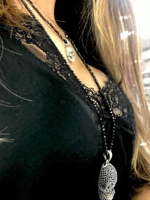 Silberner Totenkopf-Anhänger, besetzt mit Zirkonen und Onyx-Kette.