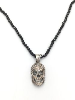 Silberner Totenkopf-Anhänger, besetzt mit Zirkonen und Onyx-Kette.